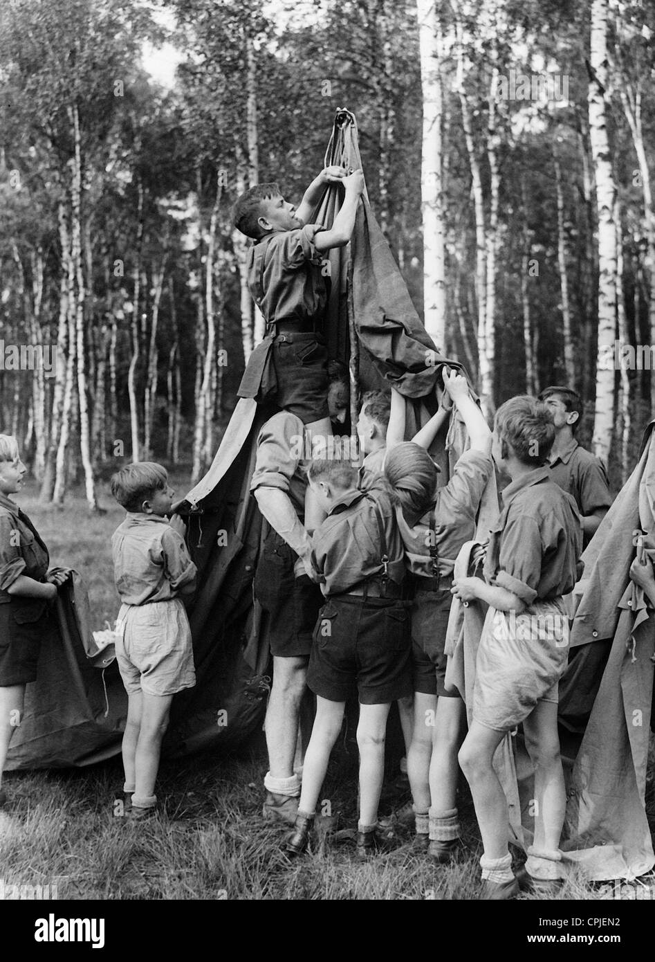 Pimpfe mettere la tenda in un campo estivo, 1936 Foto Stock