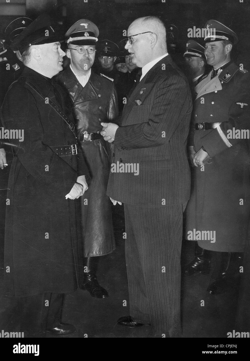 Adrian Mussert con Franz Xaver Schwarz e Heinrich Himmler, 1942 Foto Stock