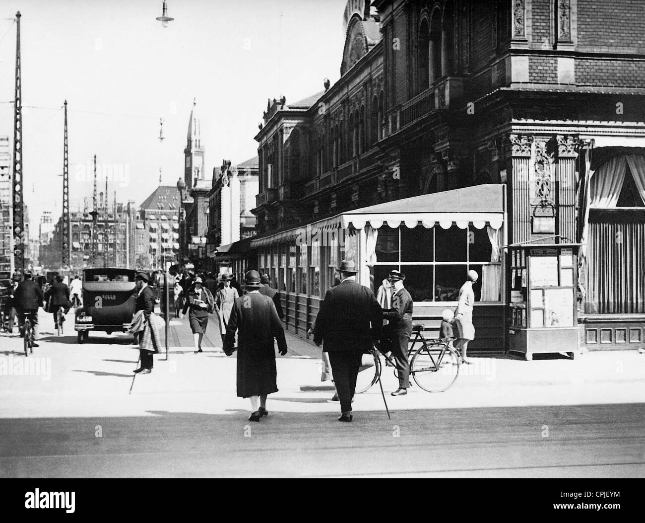 Strada trafficata in Copenhagen, 1931 Foto Stock