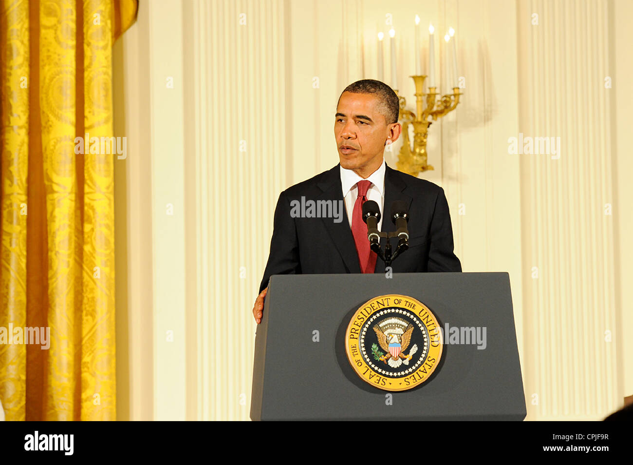 Il Presidente Usa Barack Obama parla a un Medal of Honor cerimonia di premiazione in onore di Leslie H. Sabo Jr., alla Casa Bianca il 16 maggio 2012 a Washington, DC. Sabo un soldato con la 101ª Divisione aviotrasportata postumo è stato premiato con la medaglia d'Onore per valor in Vietnam. Foto Stock