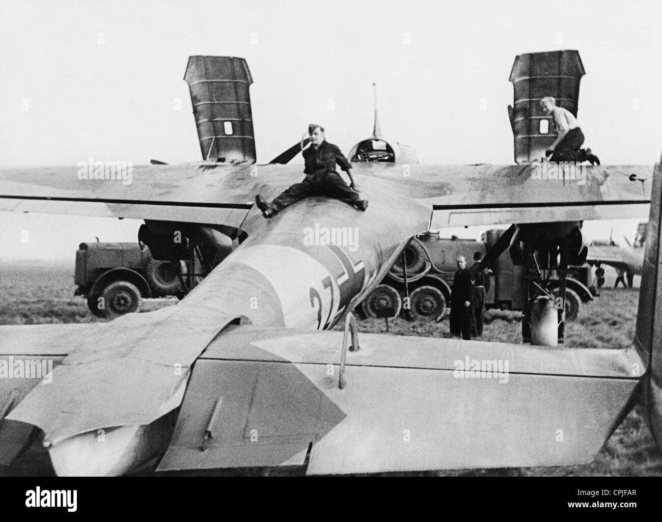 Il personale di terra controllare un piano sul fronte orientale, 1941 Foto Stock