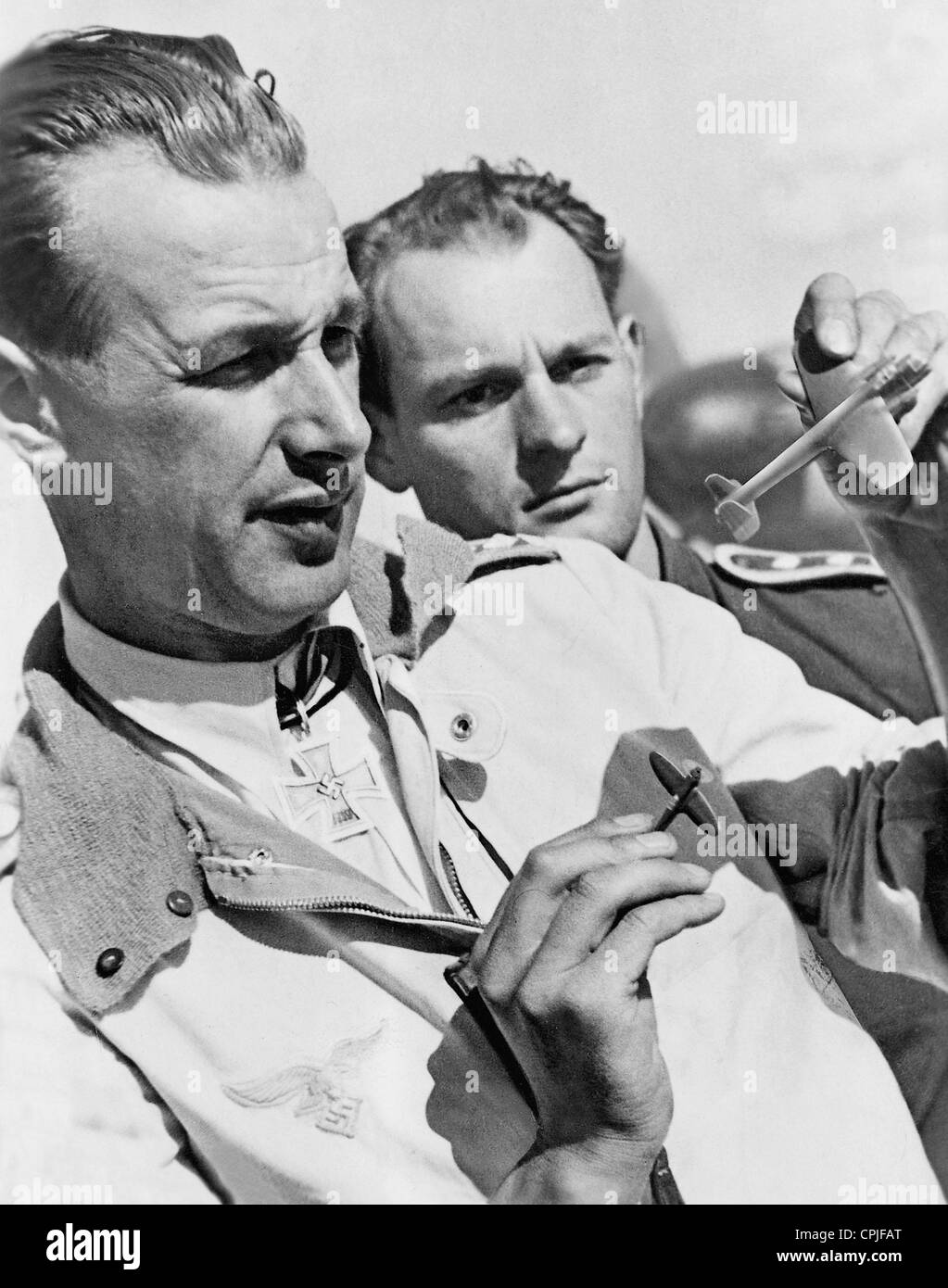 Un pilota da combattimento dimostra antenna tattica di combattimento, 1943 Foto Stock
