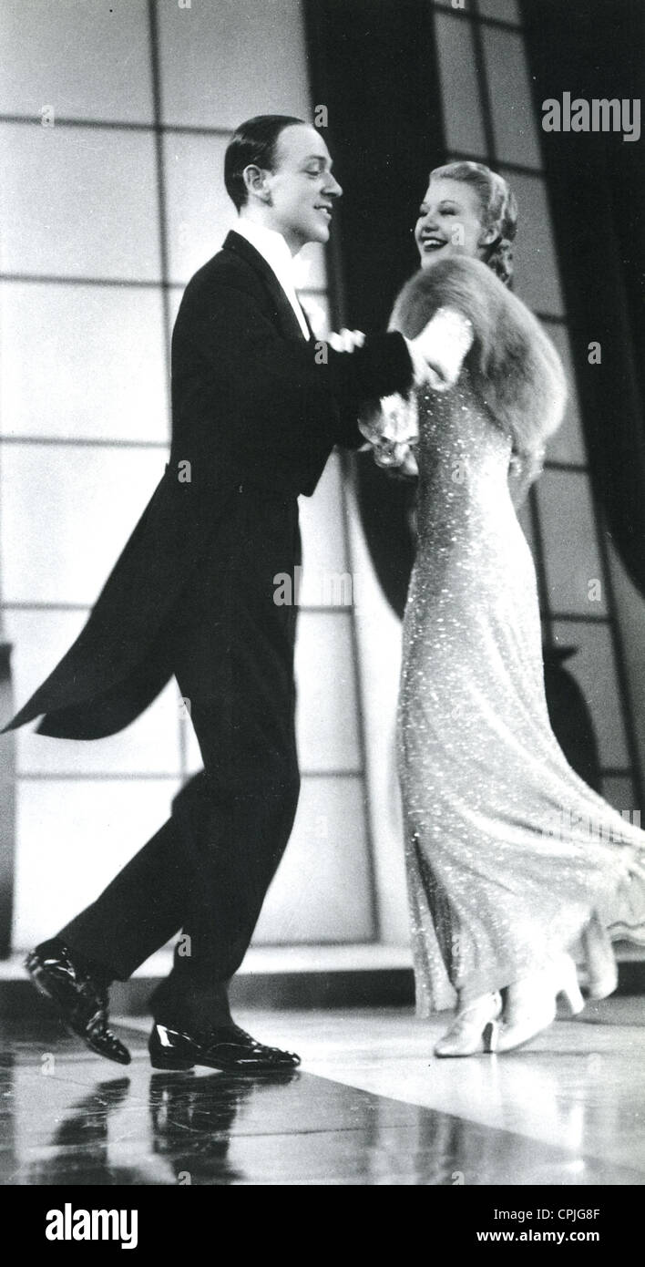 Seguire la flotta 1936 RKO film musicale con Ginger Rogers e Fred Astaire  in "Guardiamo in faccia la musica e la danza' di routine Foto stock - Alamy