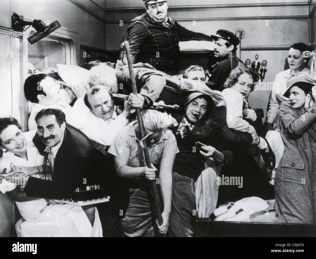 Una notte all'OPERA 1935 MGM film commedia con Groucho Marx a sinistra Foto Stock