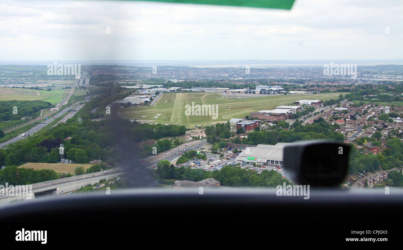La vista dalla cabina di pilotaggio di un Cessna 172 aeromobili leggeri essendo attraversato da Simon Moores come è venuta in terra a Rochester Aeroporto in Kent Foto Stock