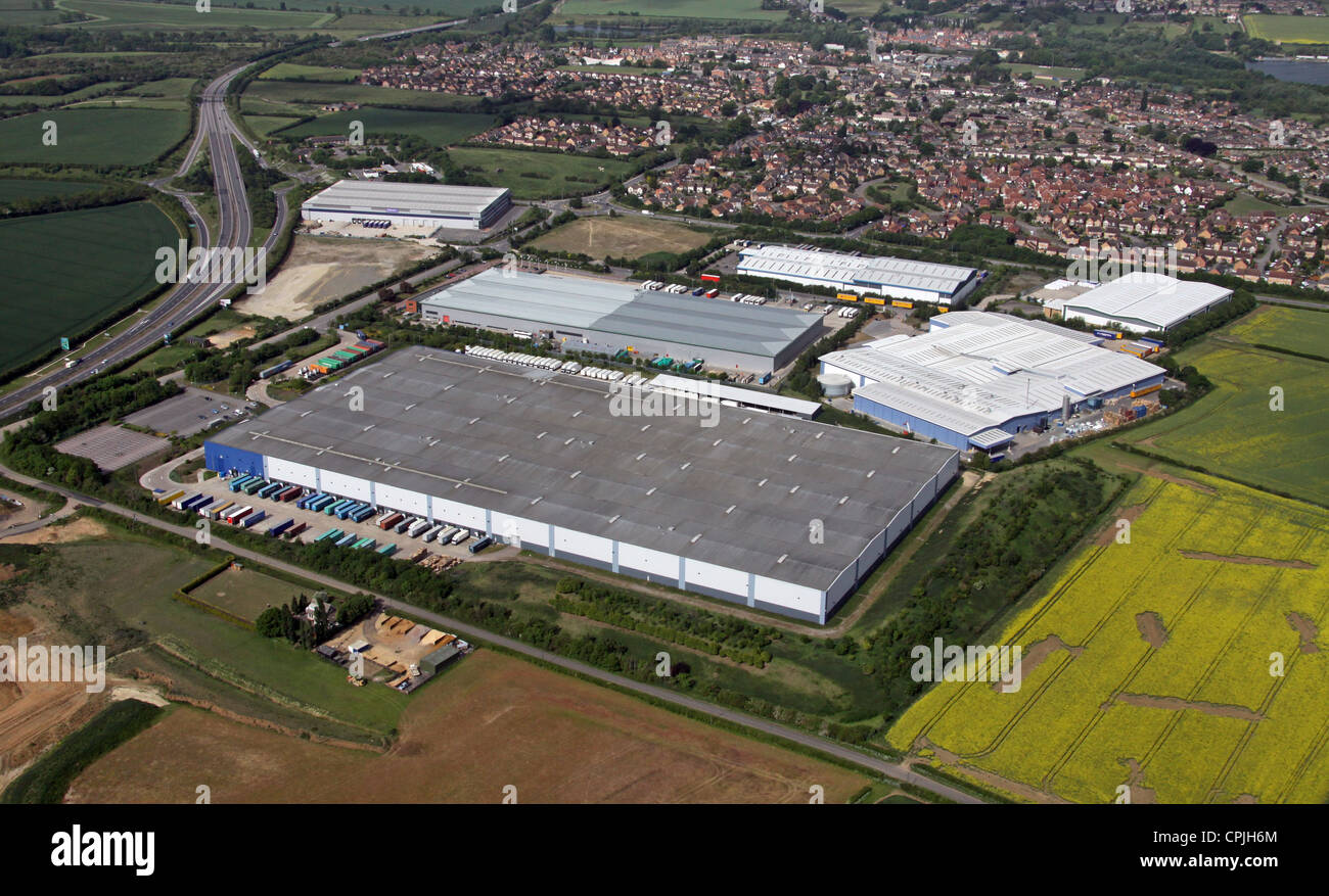 Veduta aerea di una tenuta industriale a Thrapston vicino Kettering, Regno Unito Foto Stock