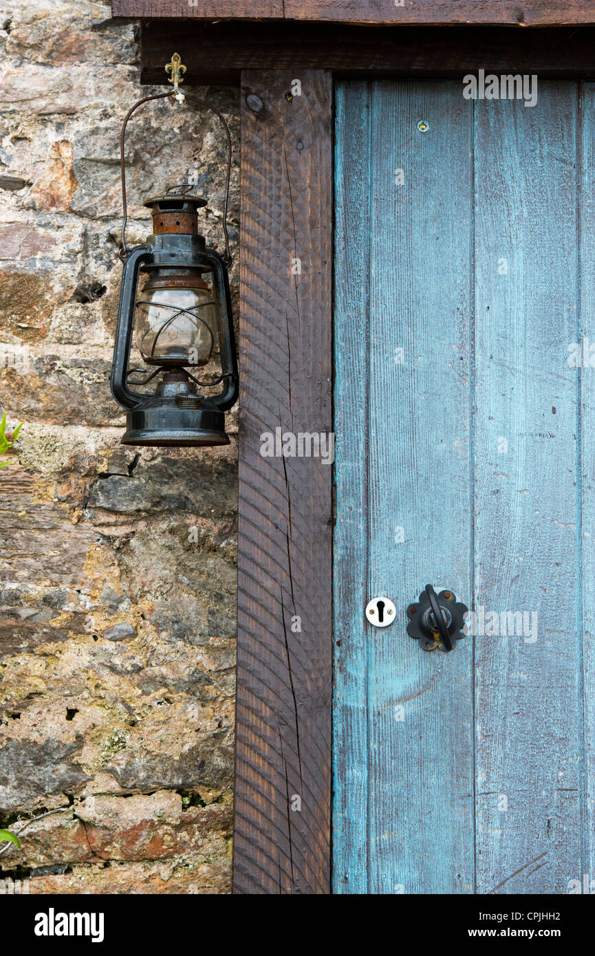 Porta e lampada ad olio in Brixham, Devon, Inghilterra Foto Stock
