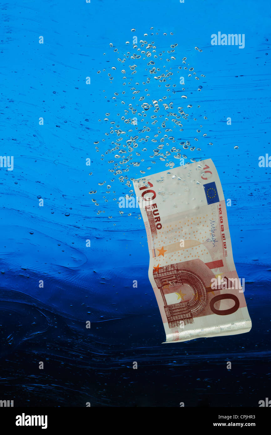 Naufragio di Euro in acqua blu Foto Stock