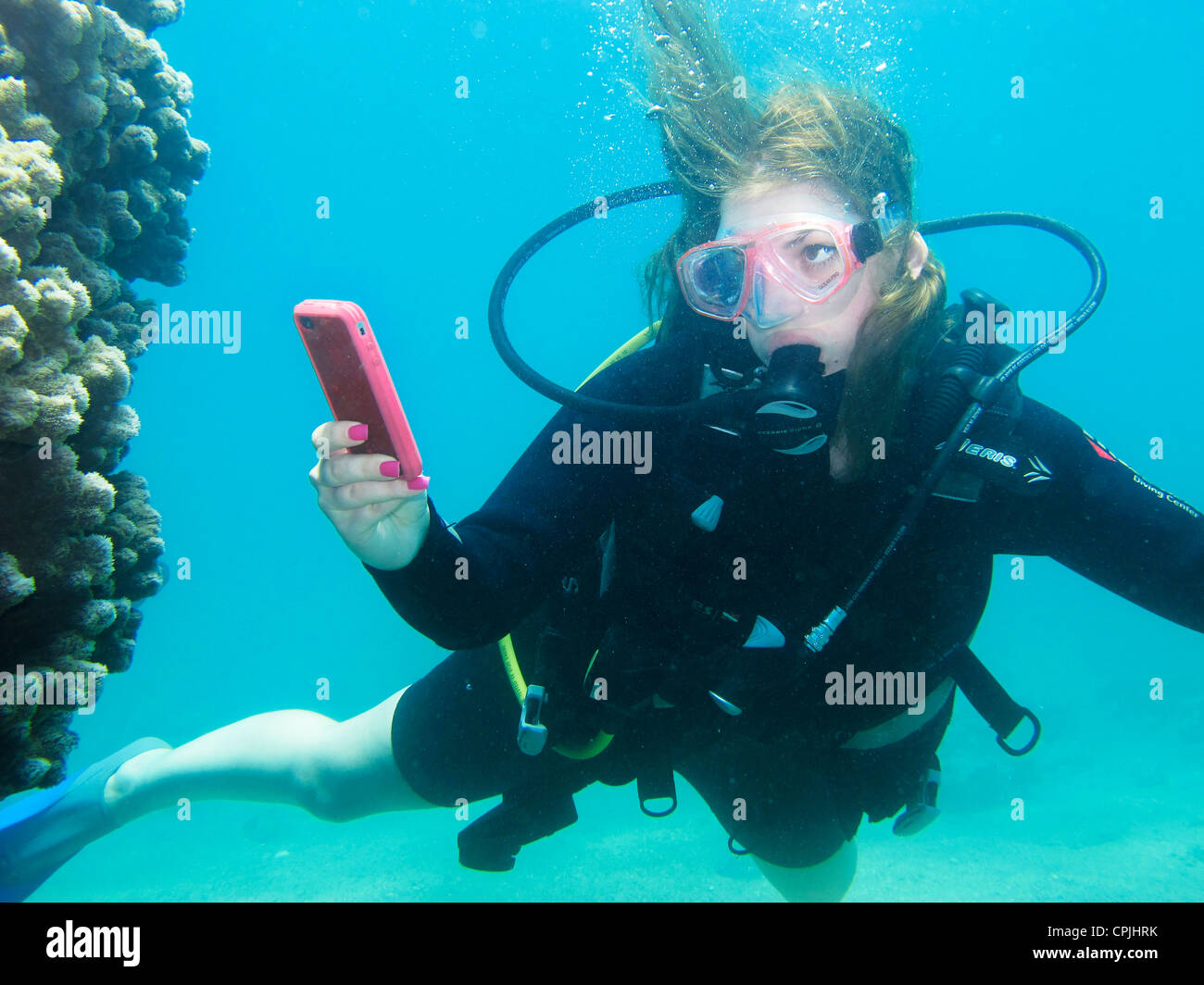 SCUBA DIVER utilizza lo smartphone (Iphone) sott'acqua Foto Stock