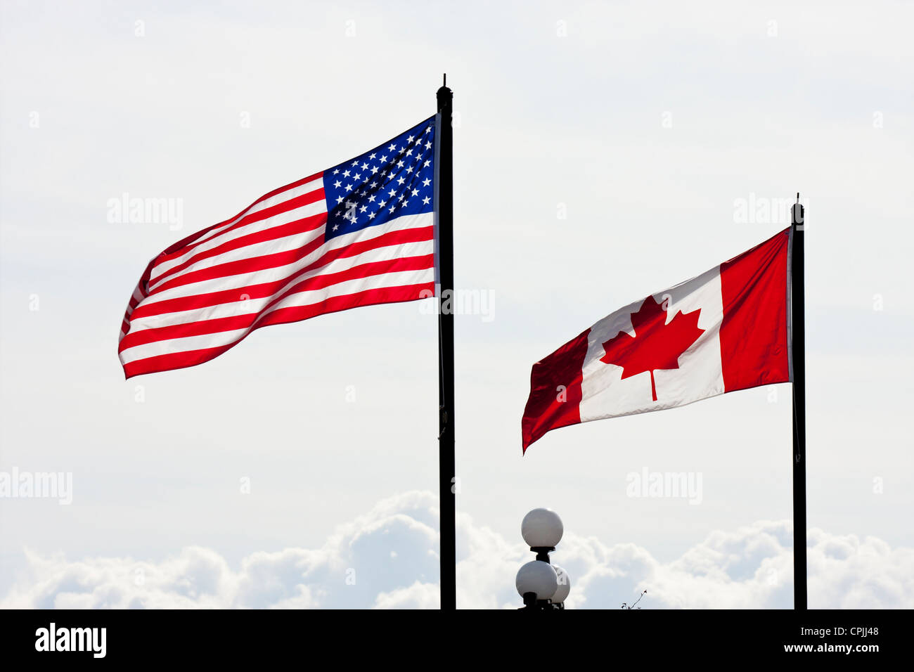 Noi a stelle e strisce e il canadese maple leaf flag soffia nella brezza -Victoria, Isola di Vancouver, British Columbia, Canada. Foto Stock