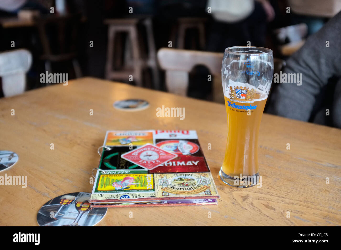 Birra belga in una tabella con il menu di birra Foto Stock