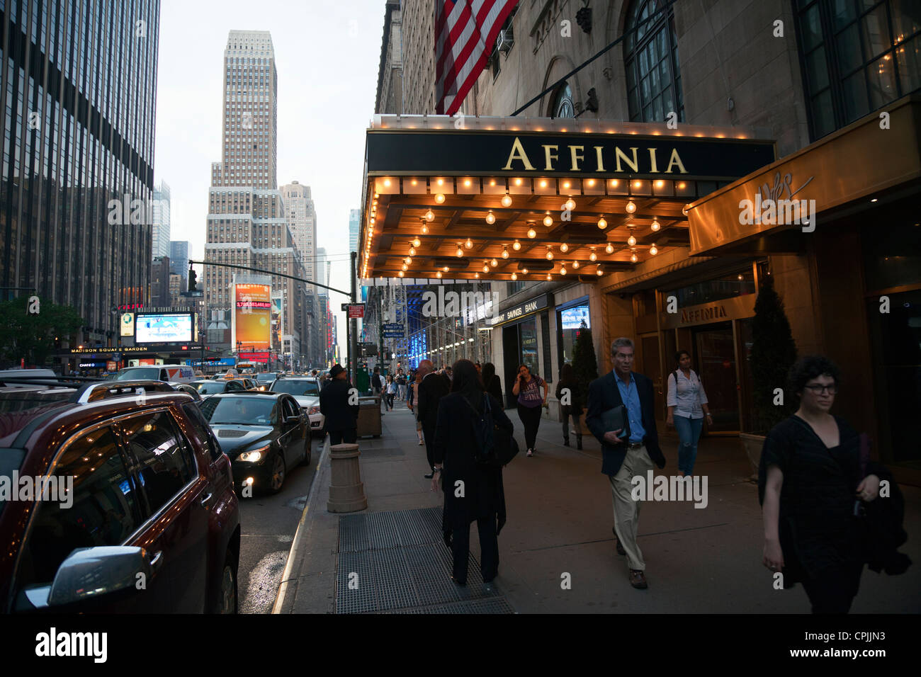 New York City Affinia Manhattan edificio esterno sulla settima avenue al crepuscolo di turisti e di gente che cammina da Foto Stock