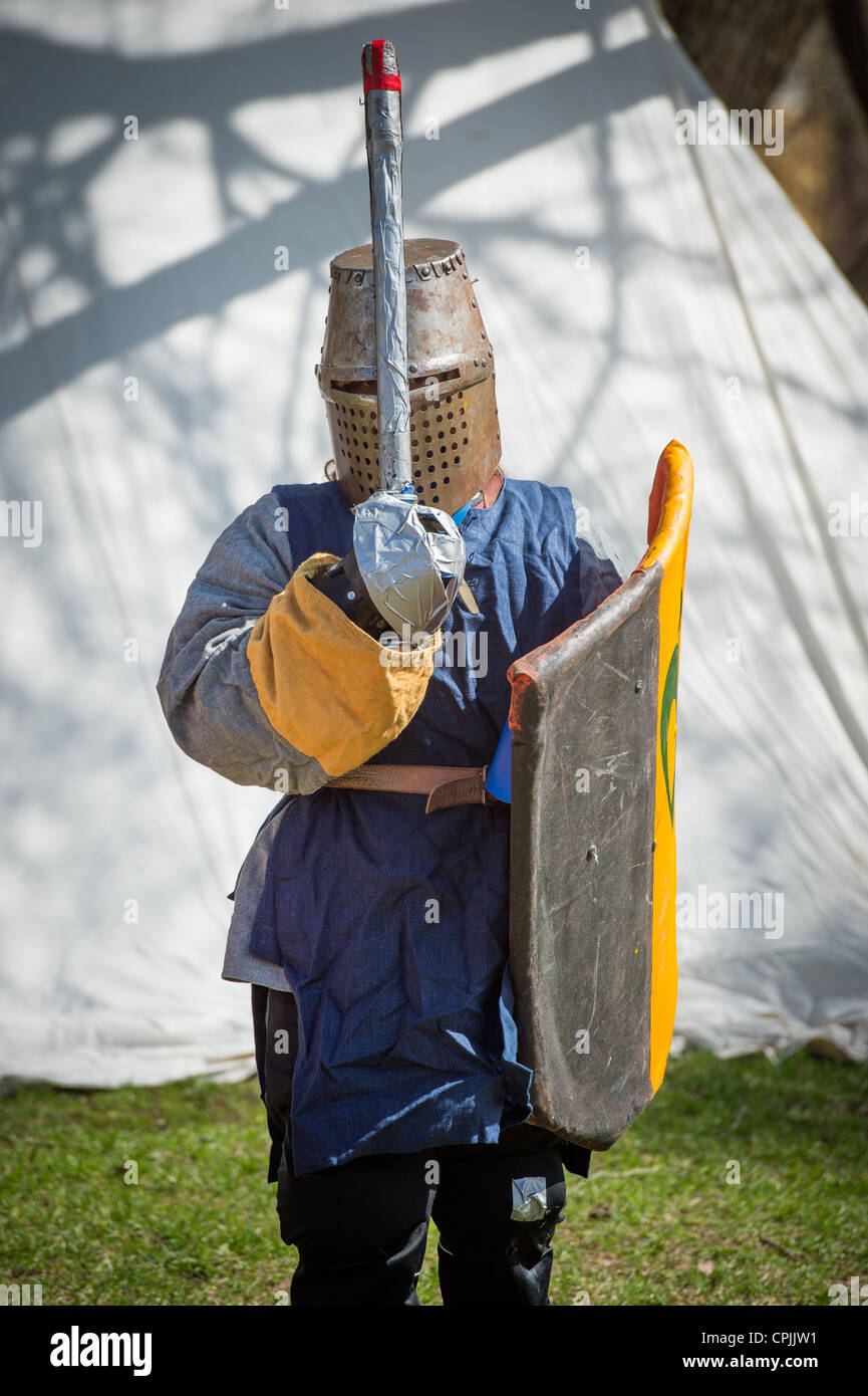 UMEA, Svezia - 19 Maggio: persone vestite in costumi medievali al festival Kulturnatta il 19 maggio 2012 a Umea, Svezia. Foto Stock