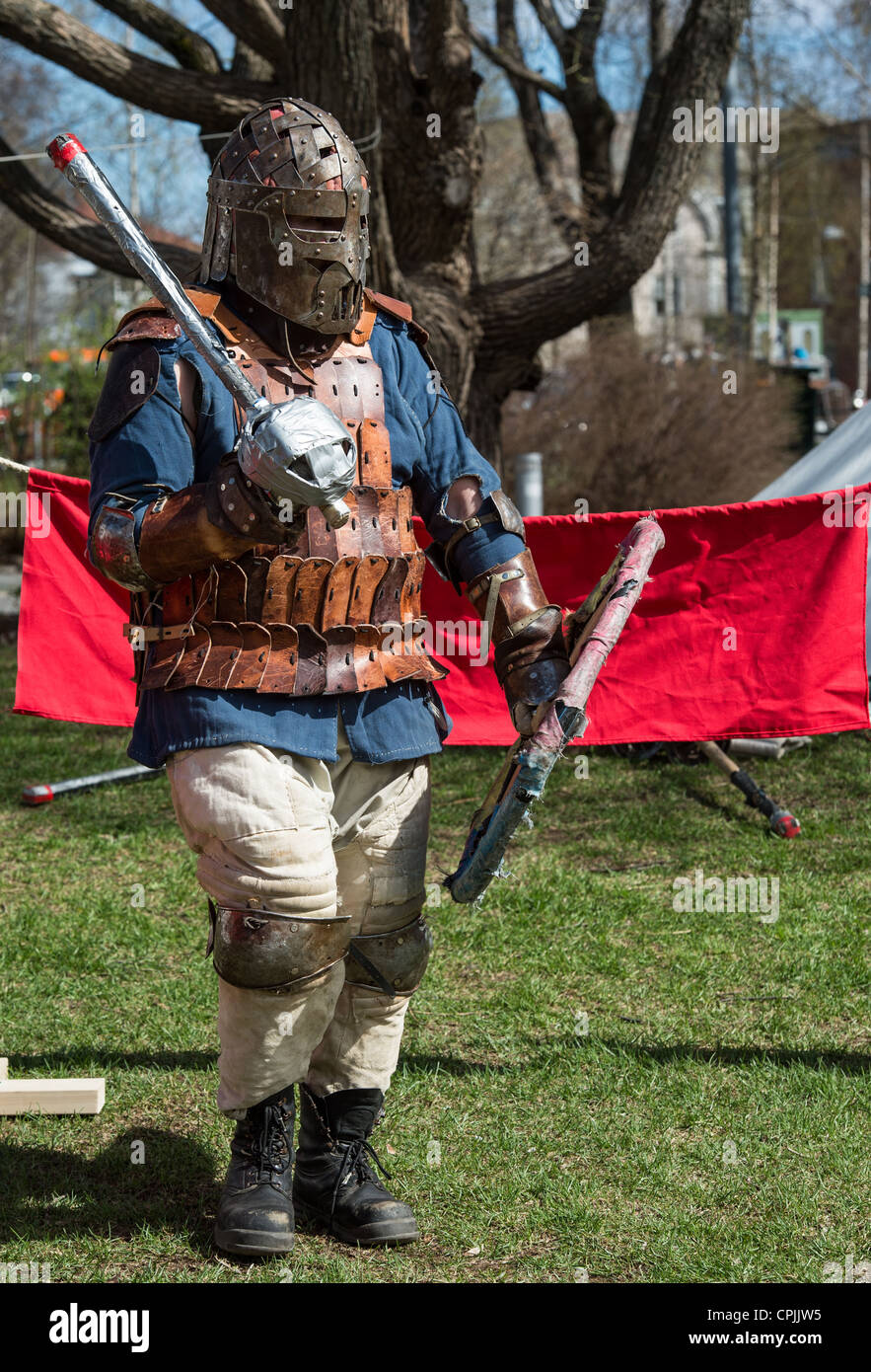 UMEA, Svezia - 19 Maggio: persone vestite in costumi medievali al festival Kulturnatta il 19 maggio 2012 a Umea, Svezia. Foto Stock