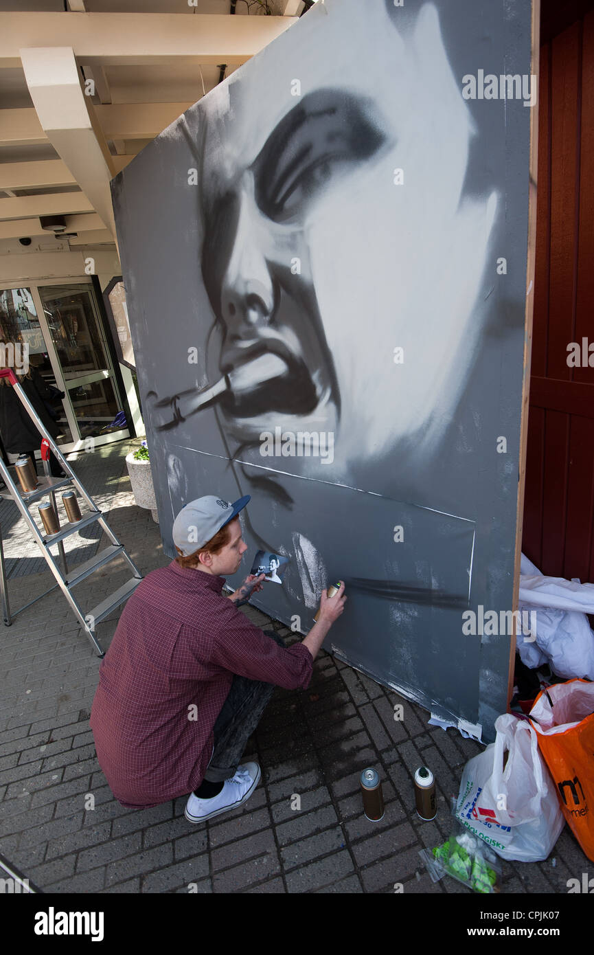 UMEA, Svezia - 19 Maggio: Grafitii pittura dal vivo presso il festival Kulturnatta il 19 maggio 2012 a Umea, Svezia. Foto Stock