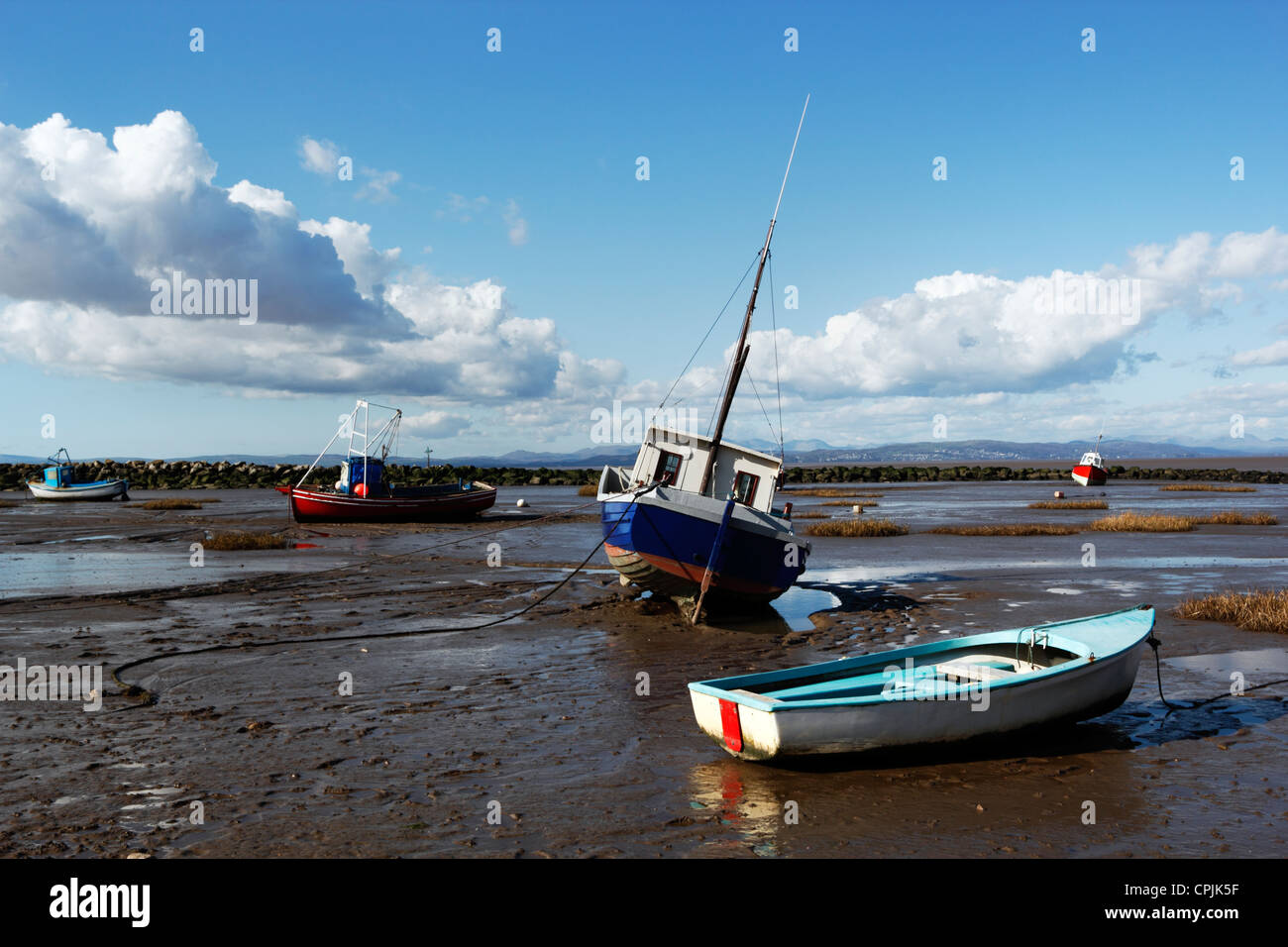 Barche sulla riva del mare a Morecambe Bay, Lancashire. Foto Stock