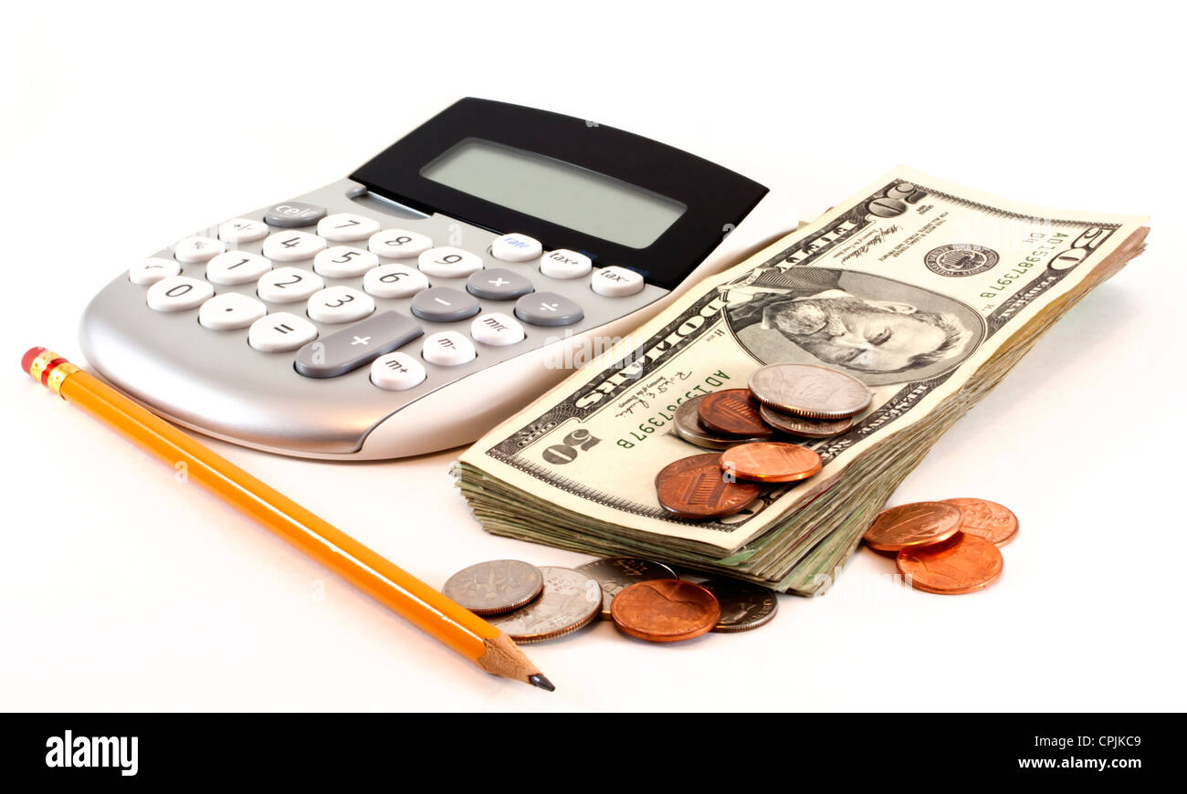 Personal Finance e contabilità con la calcolatrice, denaro e matita gialla isolato su sfondo bianco. Foto Stock