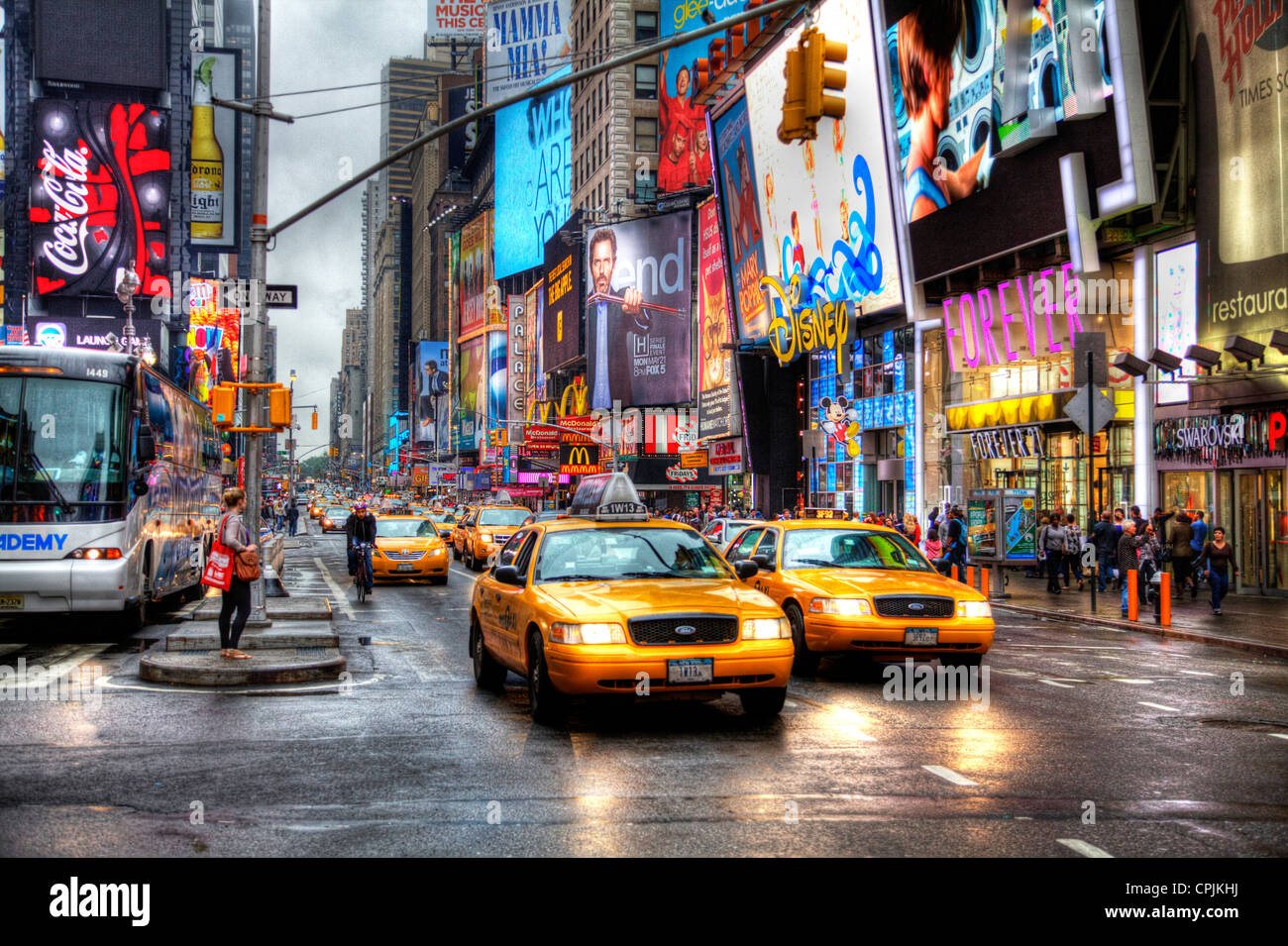 L'iconico Yellow taxi in Times Square a New York City negli Stati Uniti. Times Square New York,times square,times square a new york city,volte Foto Stock