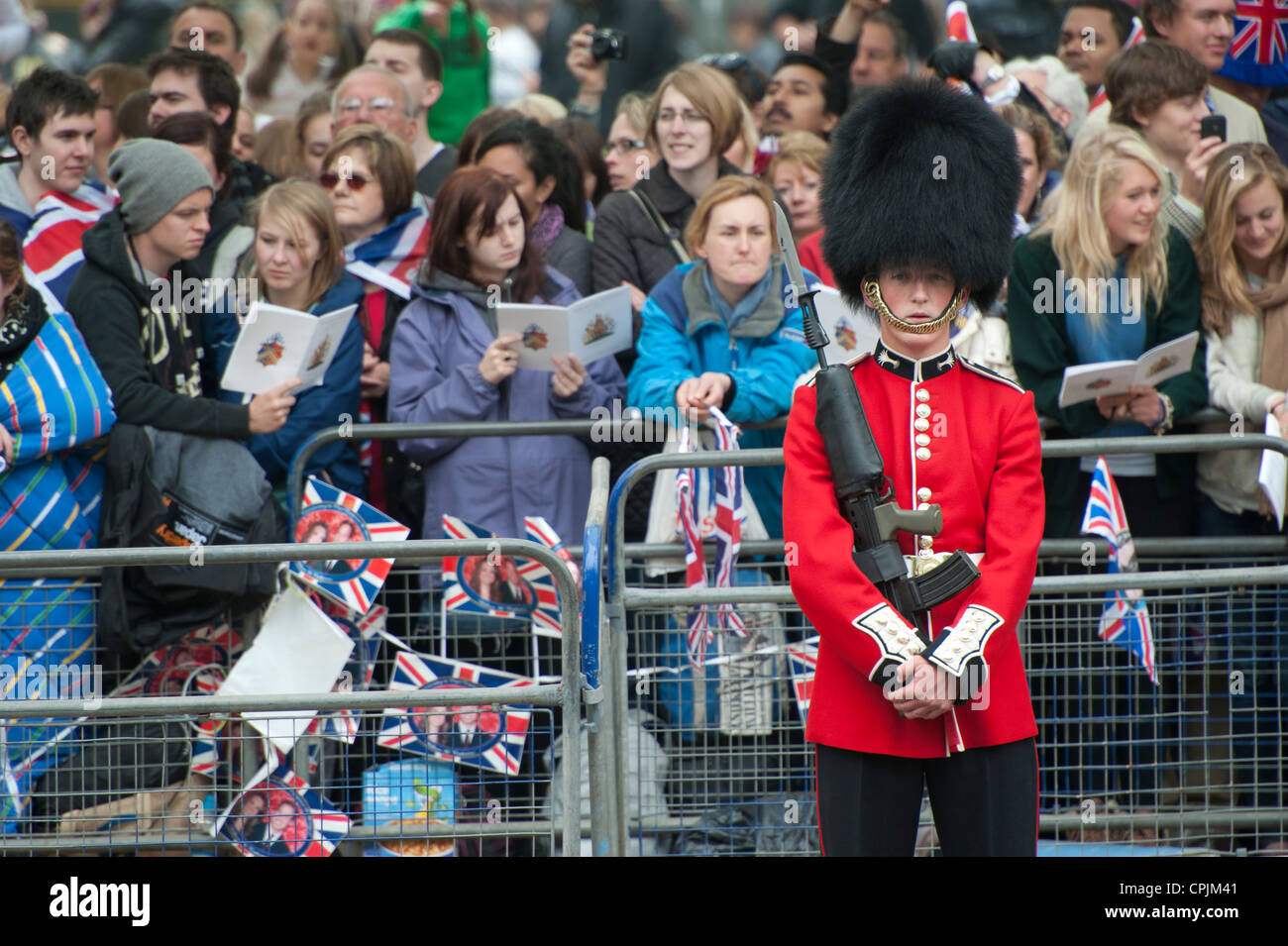 Gli spettatori in attesa dell'arrivo del corteo nuziale del principe William e Kate Middleton a Londra. Foto Stock