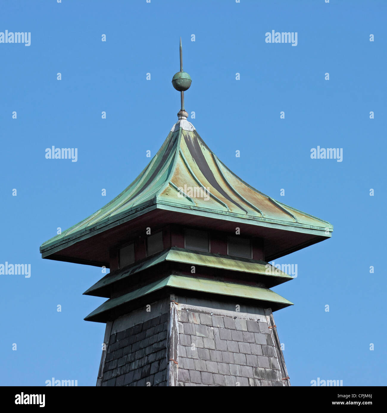 Destillery pagoda di sfiato sul tetto con parafulmine contro il cielo blu chiaro Foto Stock