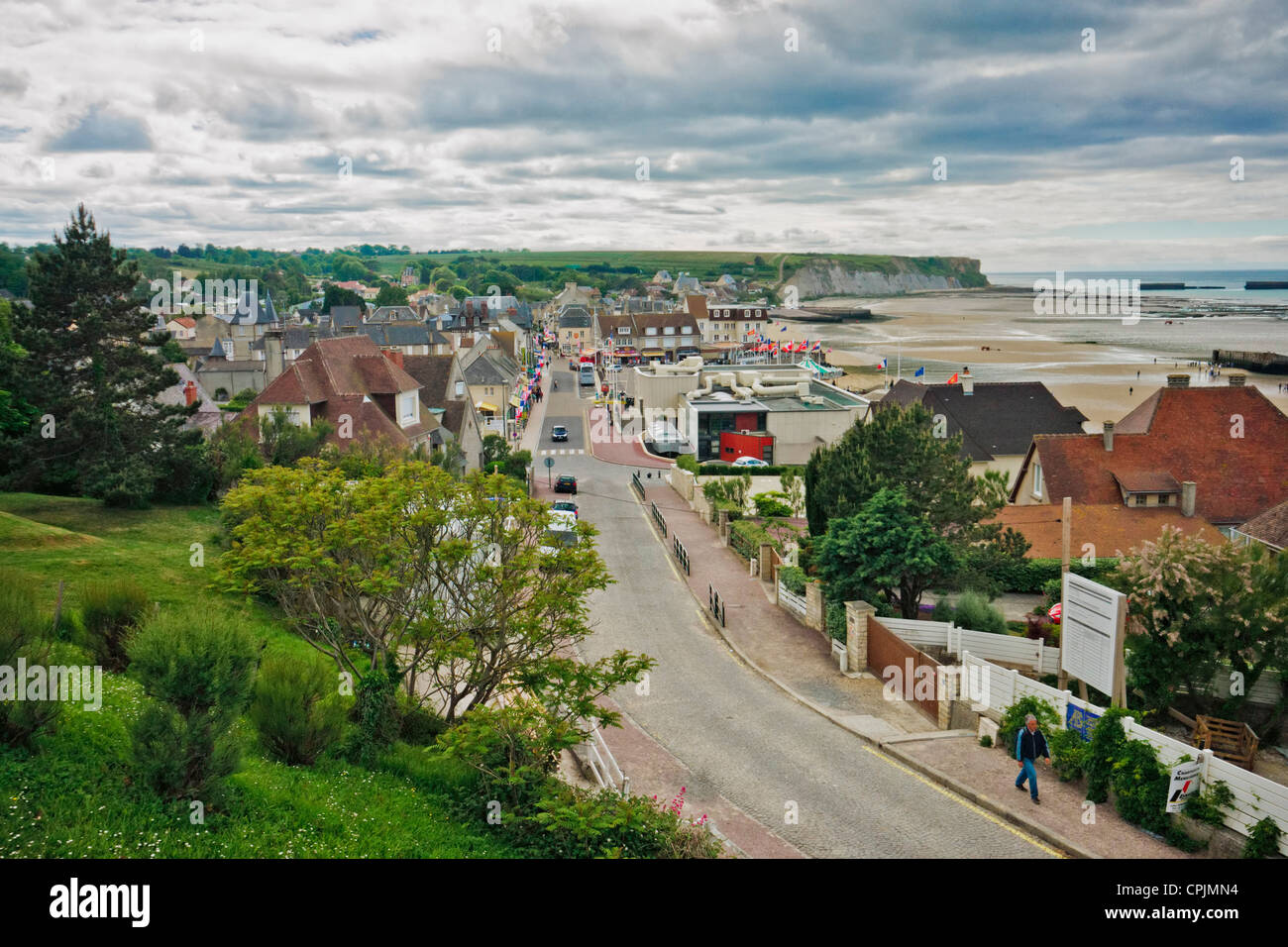 Arromanche,Normandia, Francia. La città, le scogliere e i resti del 'Mulberry' porto artificiale dalla seconda guerra mondiale. Foto Stock