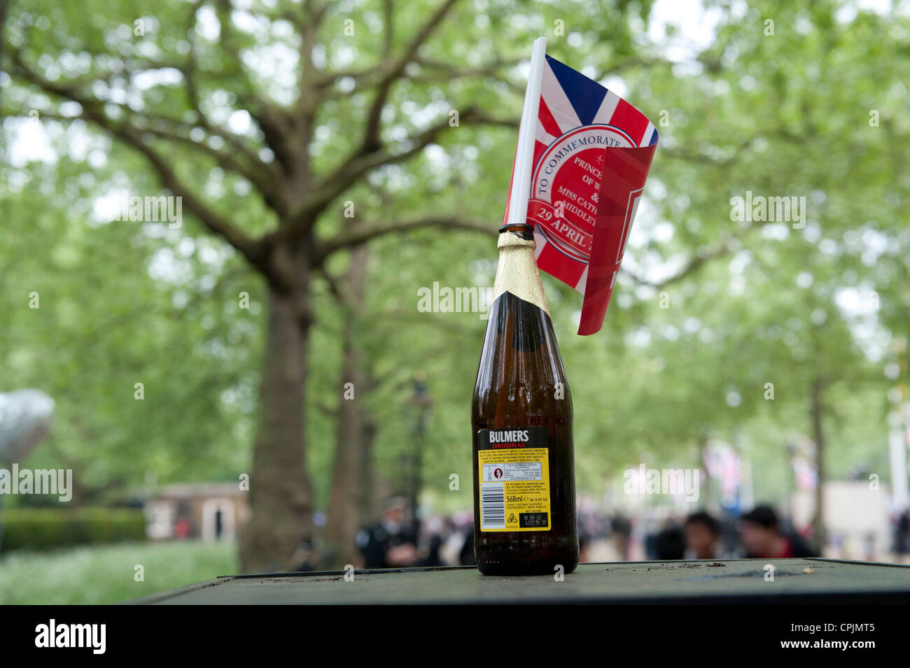 Union Jack flag in bottiglia di sidro in occasione delle nozze del principe William a Catherine Middleton. Londra, Inghilterra Foto Stock