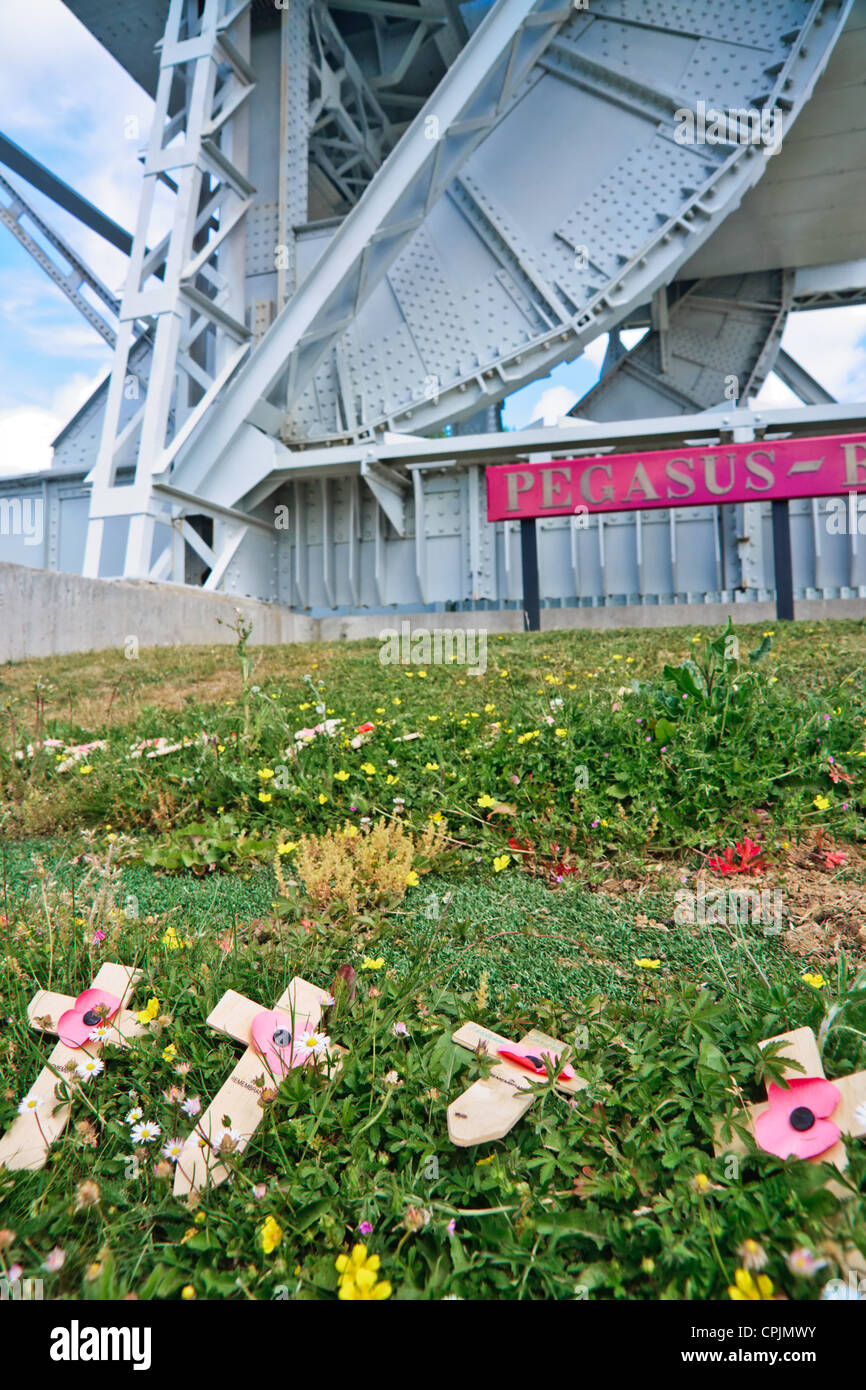 Memorial attraversa a ponte Pegasus, prese da British Airborne Forces durante il mese di giugno 1944 Sbarco in Normandia (Operation Overlord) Foto Stock