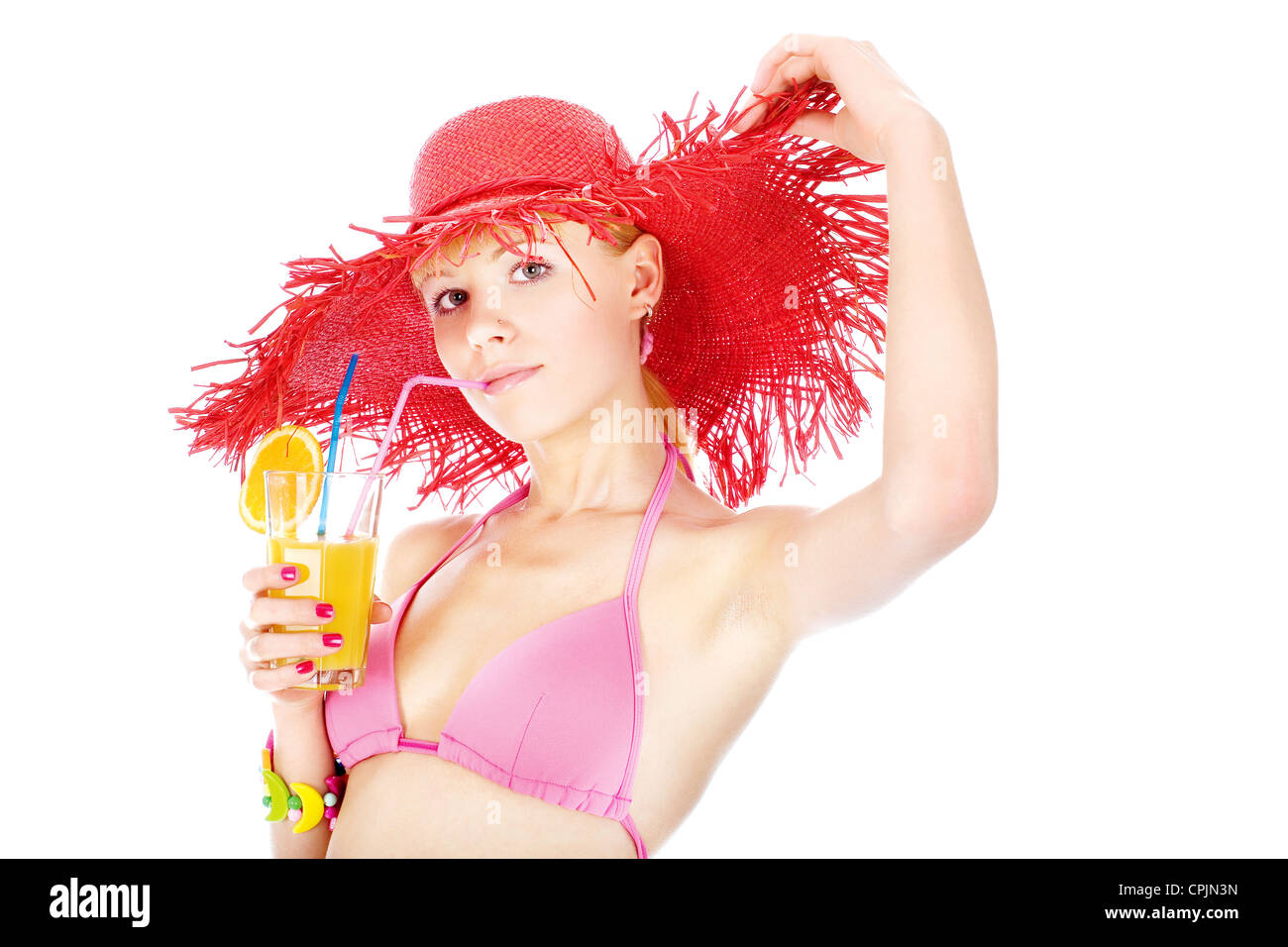 Pretty Woman in bikini con Big Red Hat bevendo cocktail, isolati su sfondo bianco Foto Stock