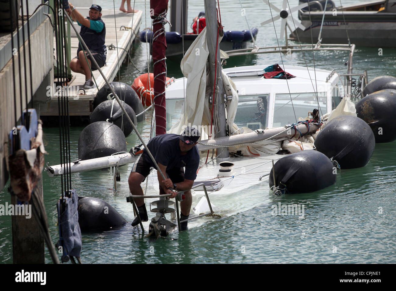 Un danneggiato imbarcazione a vela è portato al porto di Nelson dopo aver trainato Rocks off in Golden Bay, Nuova Zelanda Foto Stock