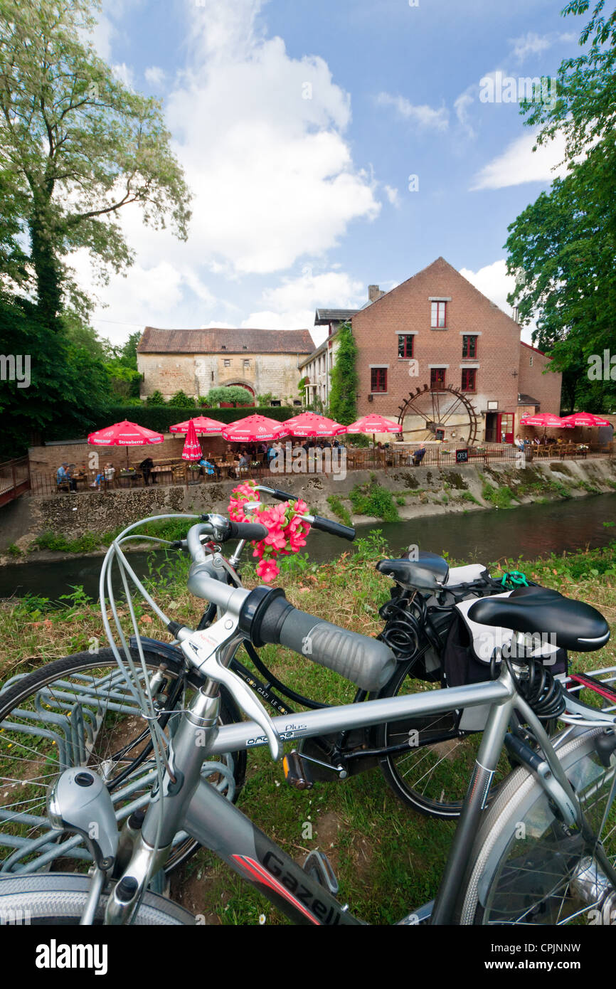 Eben Emael, Liegi, Belgio. Le moto di fronte al Moulin (mill) Cafe vicino il famoso fort d'Ében-Émael. Foto Stock