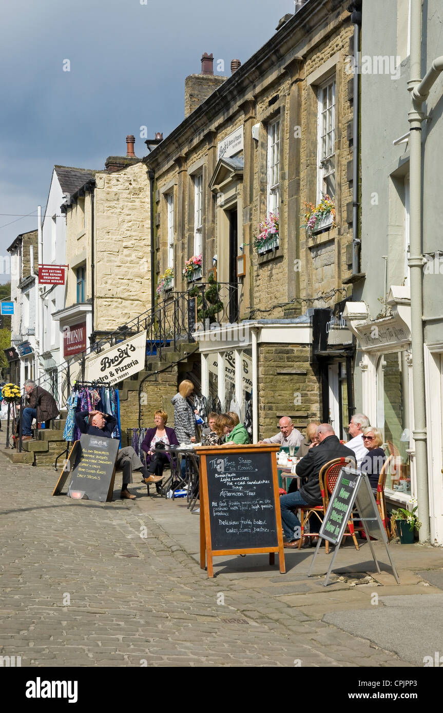 Persone turisti i visitatori seduti seduti fuori caffè nel centro di Skipton North Yorkshire Dales National Park Inghilterra Regno Unito Gran Bretagna Foto Stock