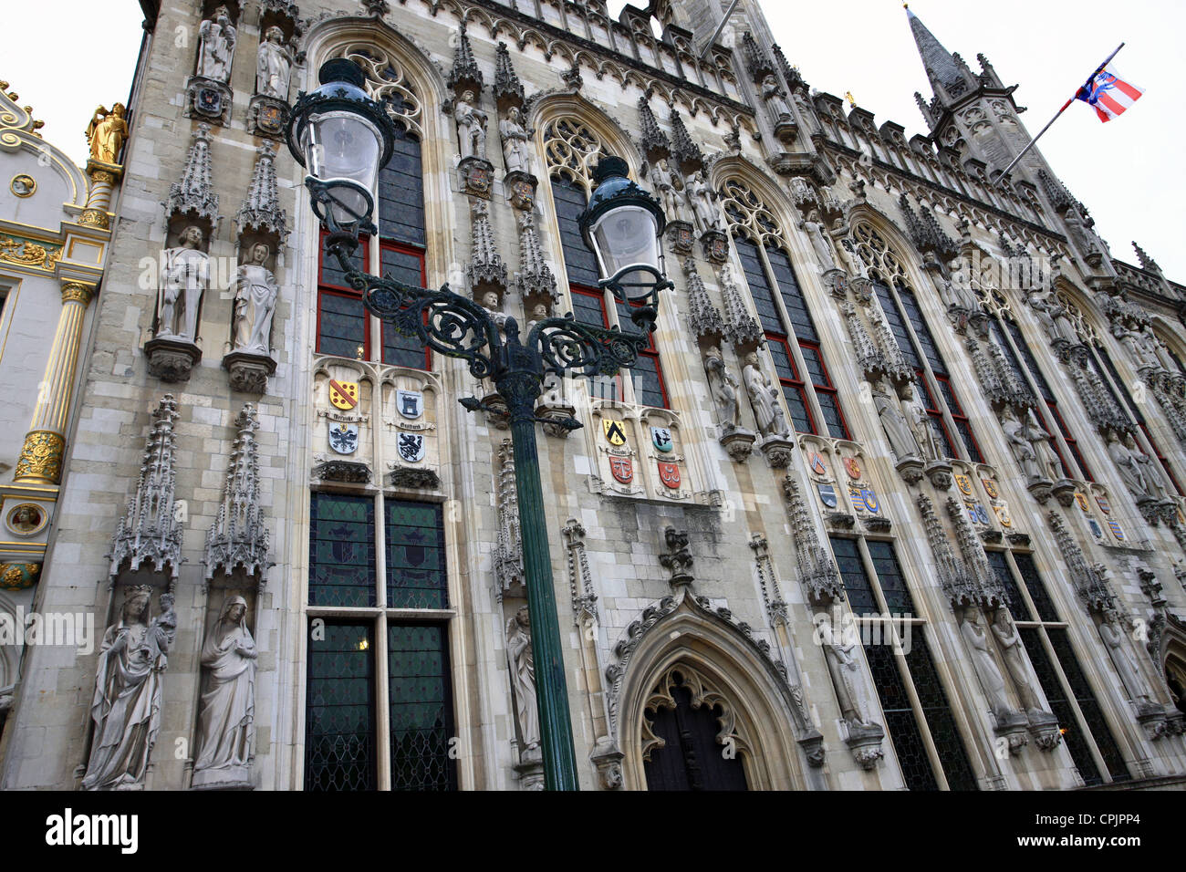 Guardando il municipio di Bruges capitale delle Fiandre Occidentali Foto Stock