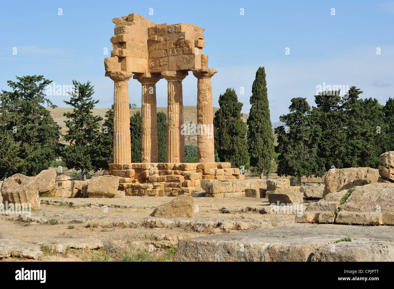 Agrigento. Sicilia. L'Italia. Tempio dei Dioscuri (aka tempio di Castor & Pollux), la Valle dei Templi sito archeologico. Foto Stock