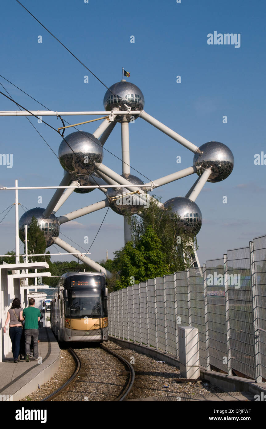 A Bruxelles il tram attende all'Heysel terminus con l'Atomium in background. Foto Stock
