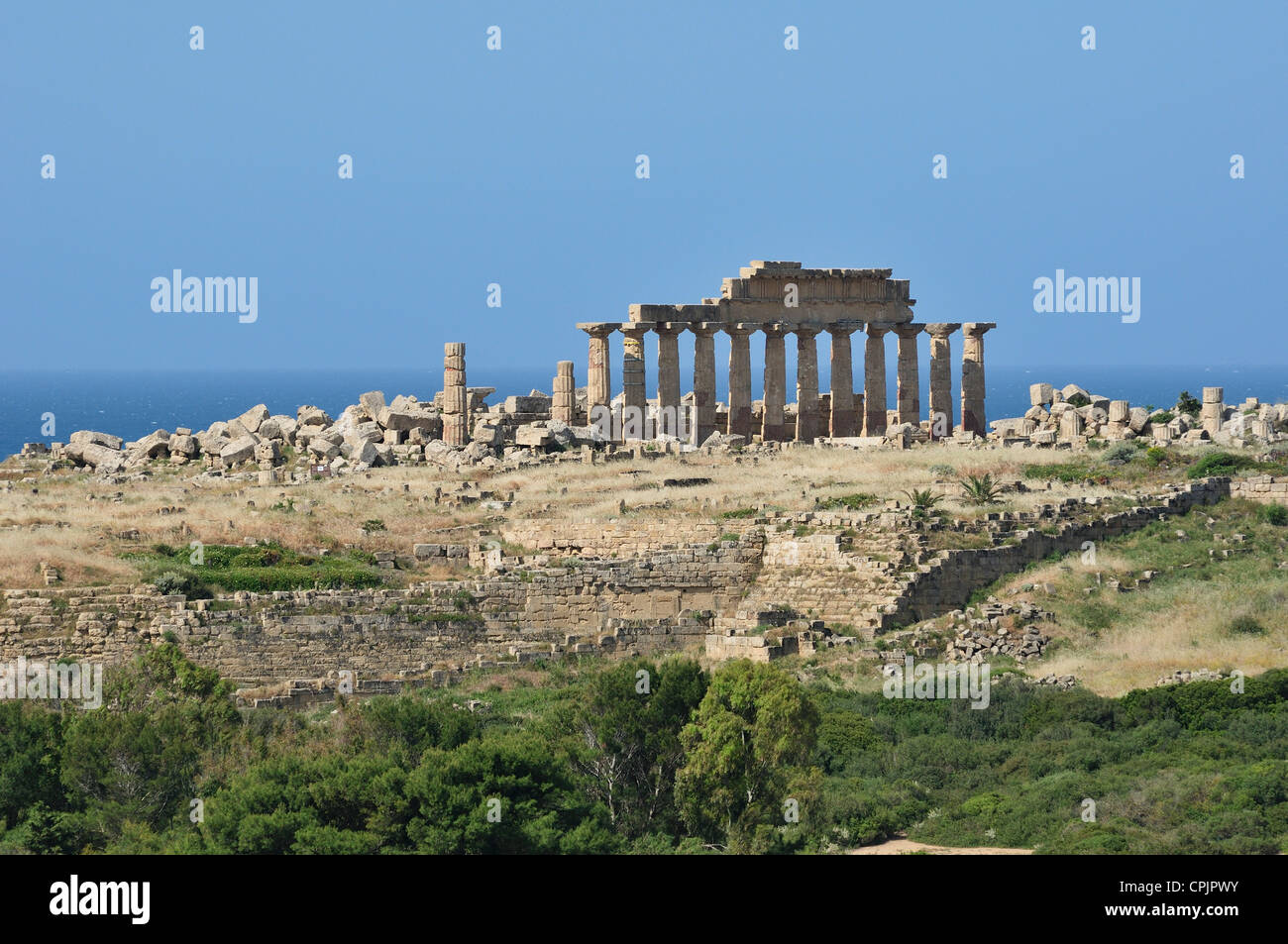 Selinunte. Sicilia. L'Italia. Tempio C tra le rovine dell'acropoli. Foto Stock