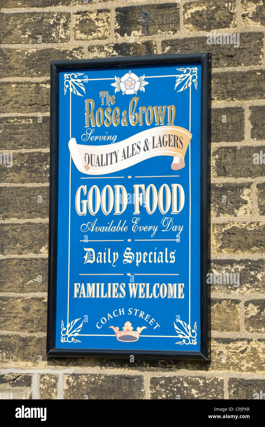 Primo piano dei cartelli esterni del pub Rose and Crown sul muro Skipton North Yorkshire Inghilterra Regno Unito Gran Bretagna Foto Stock