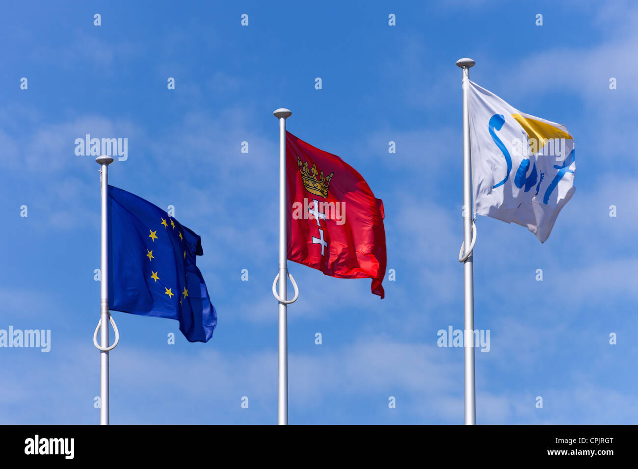 Le bandiere di Sopot e Danzica (Polonia) e l'Unione europea volare sotto il cielo blu. Foto Stock