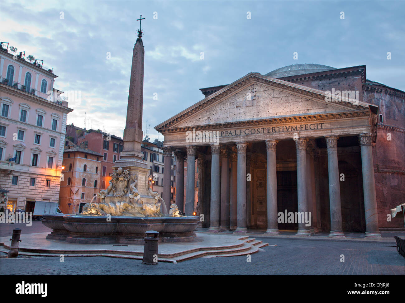 Roma - La fontana di Piazza della Rotonda e Pantheon di mattina Foto Stock