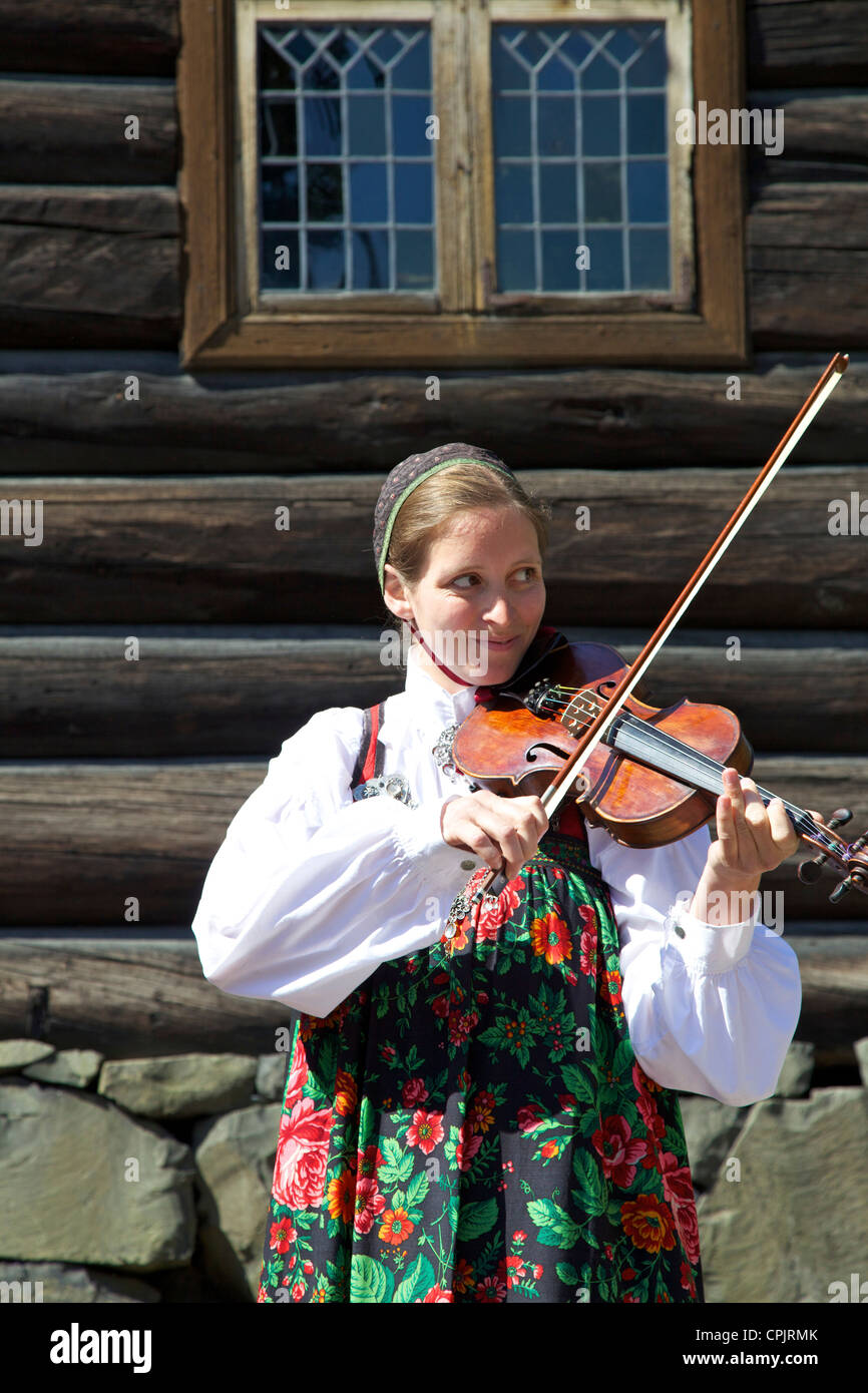 Femmina norvegese studente suona il violino in abito tradizionale, Norsk Folkemuseum Folk Museum, Bygdoy, Oslo, Norvegia, Europa Foto Stock