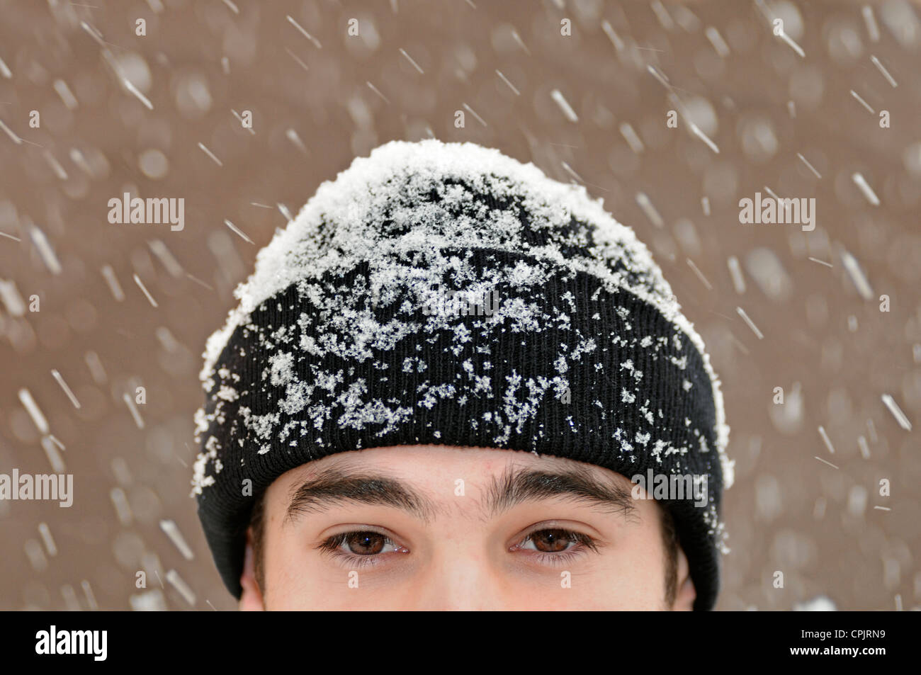 Uomo al di fuori nella neve, vicino. Foto Stock