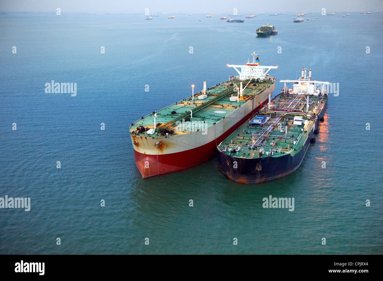 Due navi cargo agganciate insieme nell'oceano Foto Stock