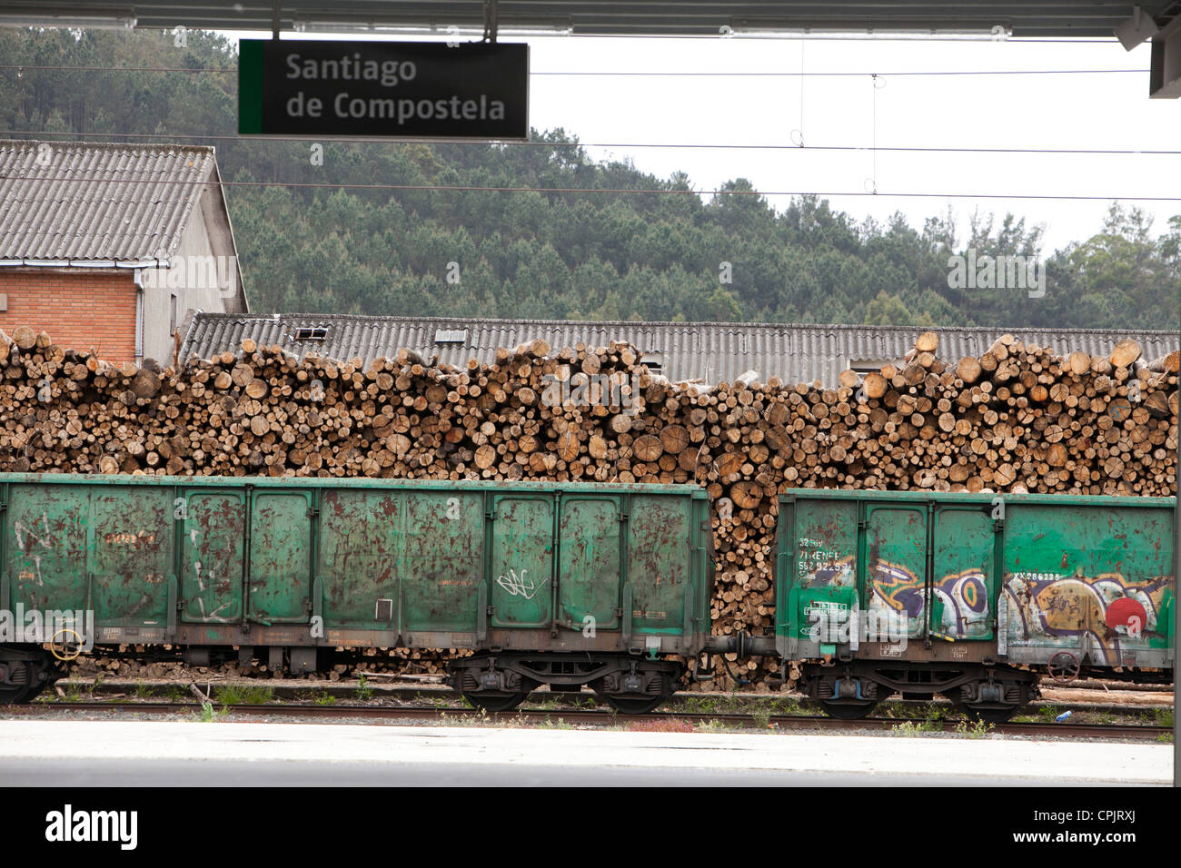 Treno Il trasporto ferroviario legno Spagna merci a piedi tren mercancias  Santiago de Compostela Galizia natura freight Foto stock - Alamy