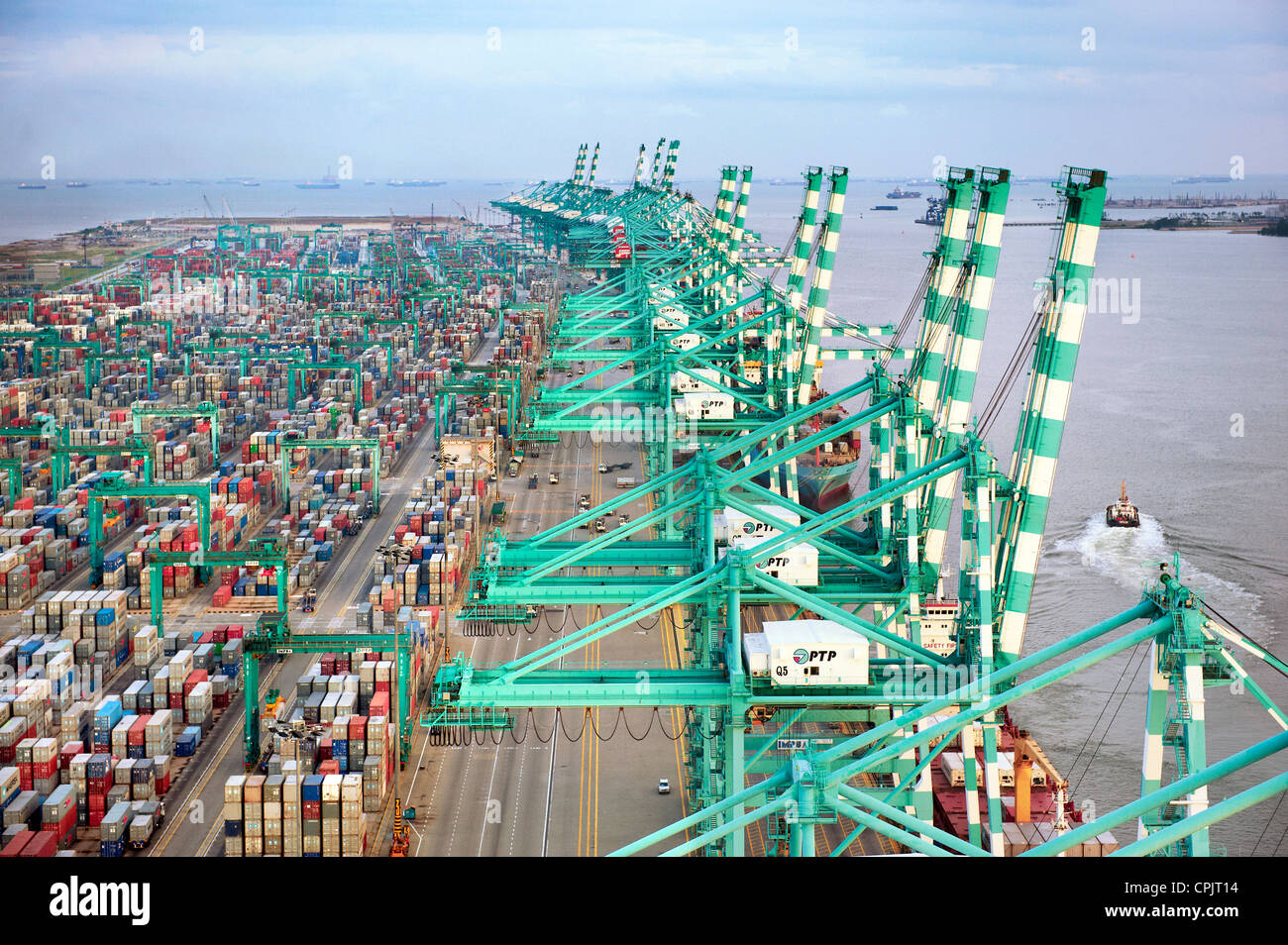 Un terminal container del porto di spedizione a Johor, Malaysia. Foto Stock