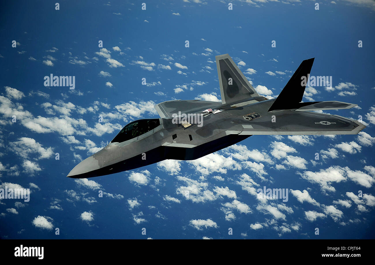 Un US Air Force F-22 Raptor tira in volo dalla costa est degli Stati Uniti il 10 maggio 2012. Foto Stock