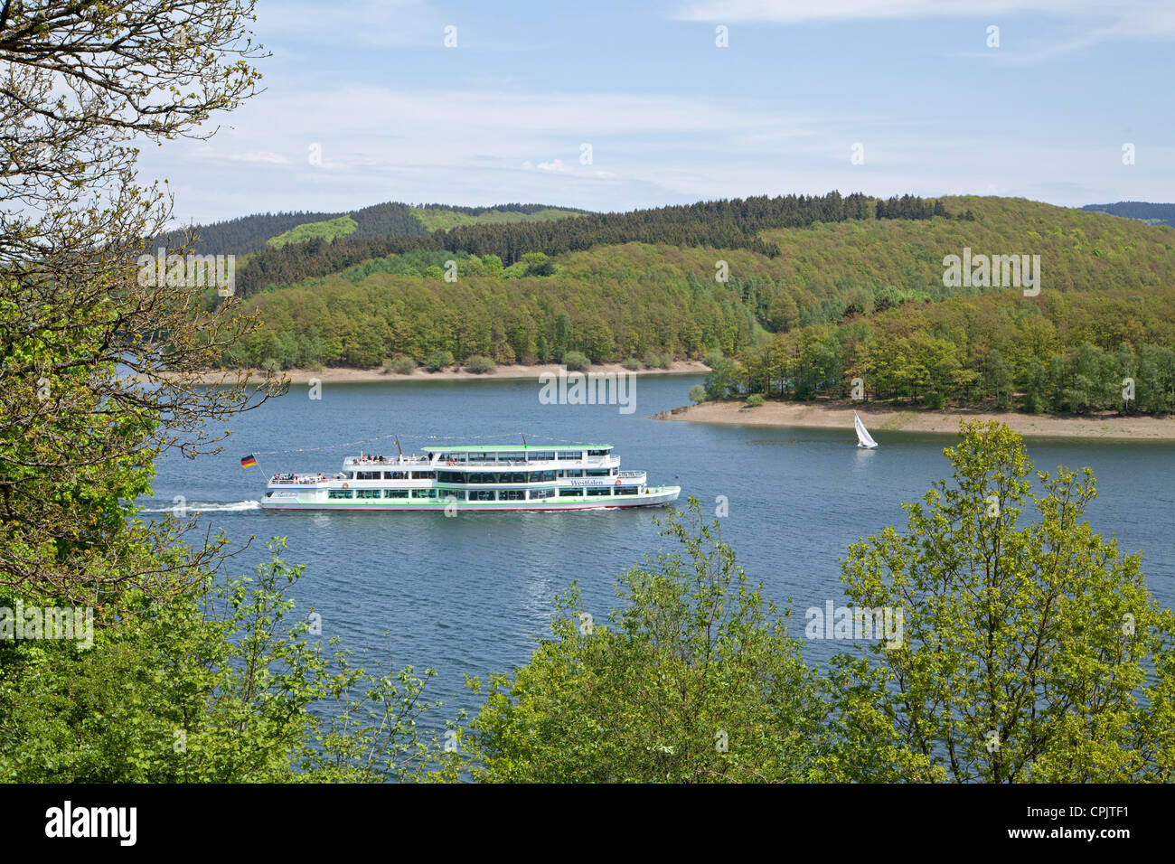 Escursione in barca sul Lago Bigge vicino Attendorn, Sauerland, Renania settentrionale-Vestfalia, Germania Foto Stock