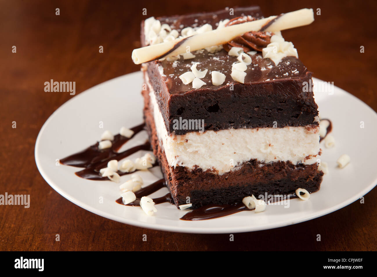 Deliziosa mousse al cioccolato torta riccamente stratificata con marscapone, cioccolato, glassa, e più. Foto Stock