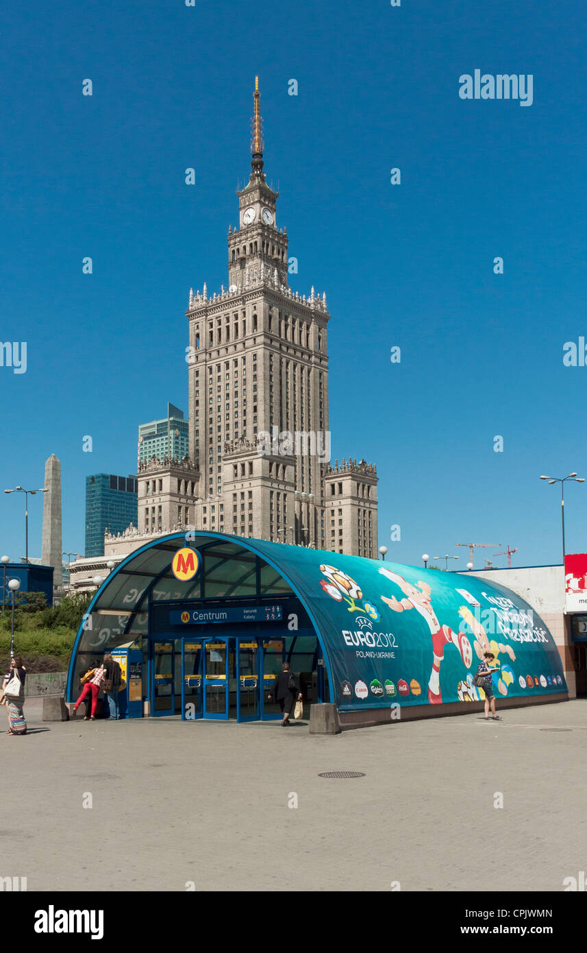 Persone che lasciano la Metropolitana di Varsavia ingresso con Euro 2012 Progettazione, Polonia. Foto Stock