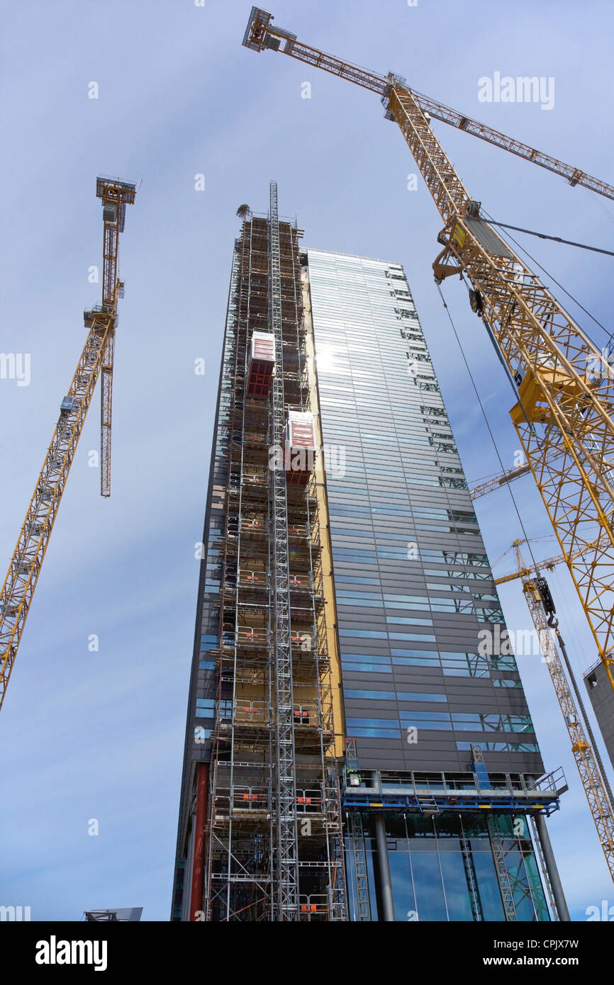 Blocco a torre di costruzione di ufficio con gru, centro di Oslo, Norvegia, Europa Foto Stock