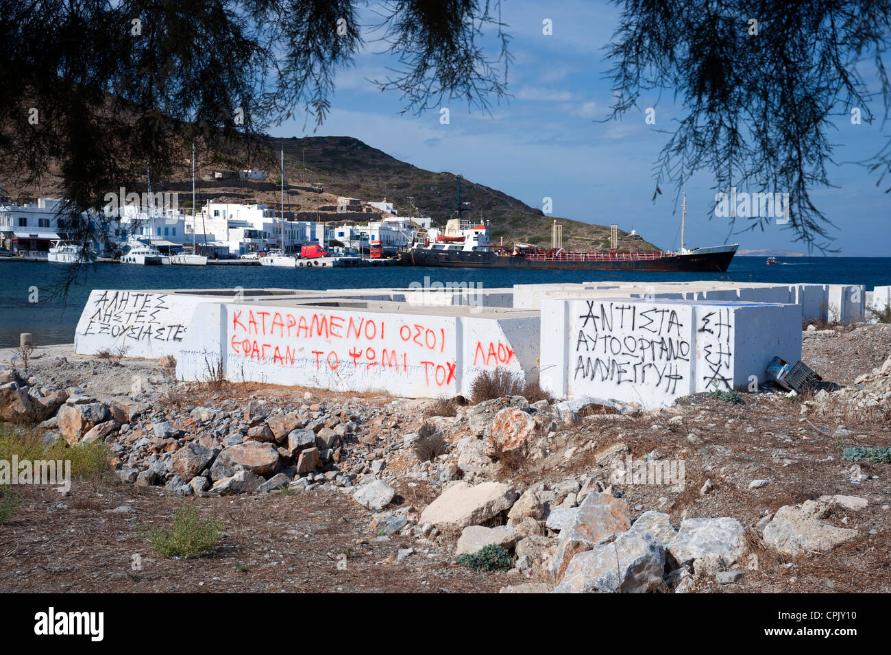 Fondazioni in calcestruzzo contrassegnati con graffiti a Katapola, sul Greco Cyclade isola di Amorgos. Foto Stock