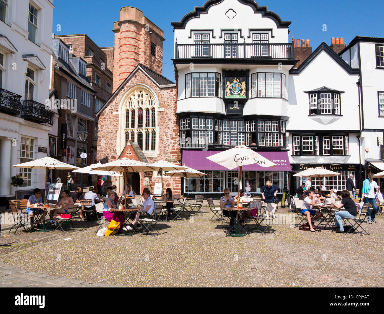 Exeter Cathedral Yard mostra Mol's Coffee House e outdoor cafe posti a sedere Foto Stock